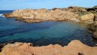 K pestrobarevným skalám Cala Pregondy na severu Menorcy se dostanete jen po Koňské stezce - pěšky, na koni a borci i na kole.