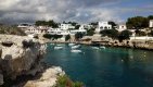 Kdejaká zátoka na Menorce skrývá kouzelné přístavy a malá letoviska.