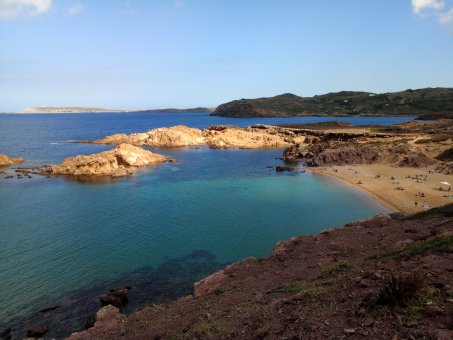 Hra světel a barevných odstínů je na severním pobřeží Menorcy neopakovatelná - vemte si dost filmů :-)