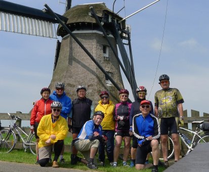 Všudypřítomné větrné mlýny a naše parta cyklistů