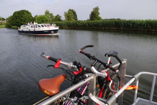 Plavbu po holandských kanálech si zpestříme cyklistikou a prohlídkou historických měst