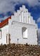 Kostelíky v Dánsku najdete snadno - do dálky svítí svou bělostnou fasádou.