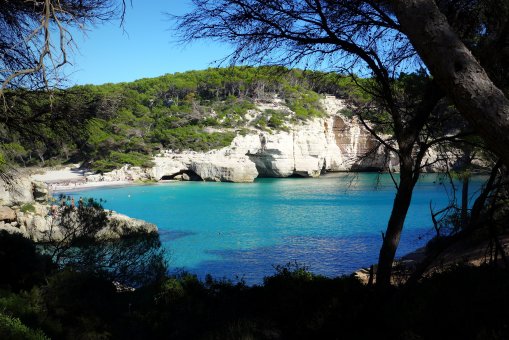 Bílé útesy a pláže a la Karibik najdete na jižním pobřeží Menorky